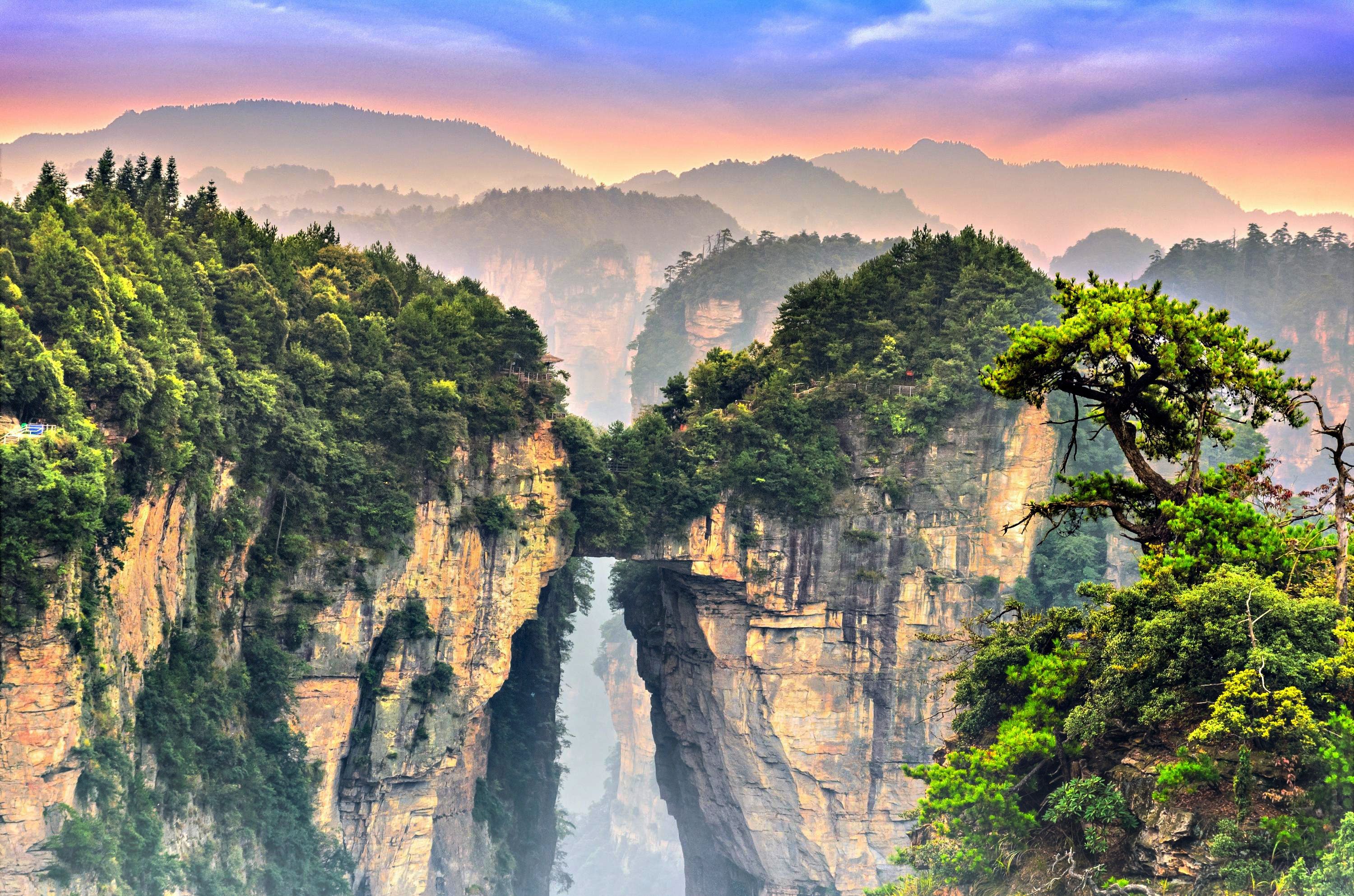 重慶大裂谷.湖北宣恩.張家界.鳳凰古城八天     